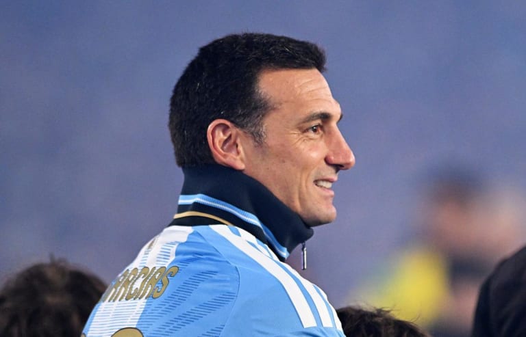 Scaloni projeta futuro da Argentina sem Messi e comenta renovação de contrato