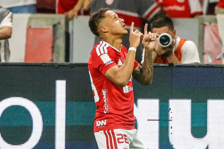 Corinthians soma sétima derrota seguida e fica perto do Z4
