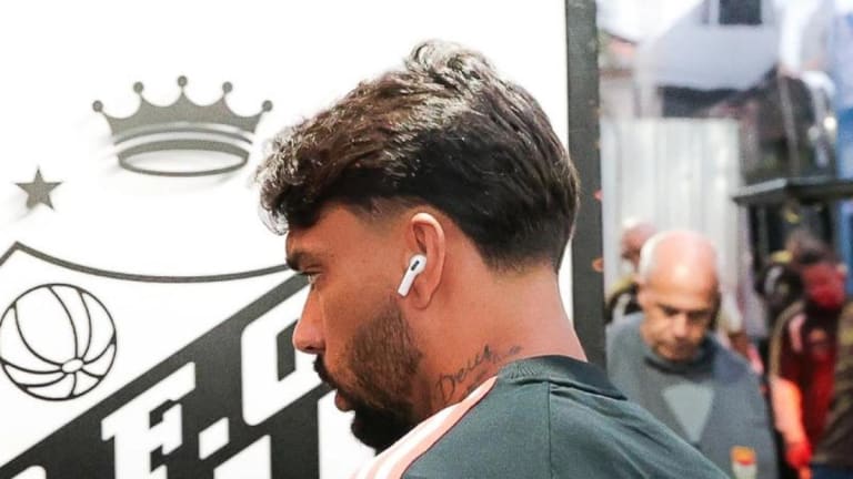 Lucas Paquetá assume vaga de Arrascaeta no Flamengo para duelo contra o Santos