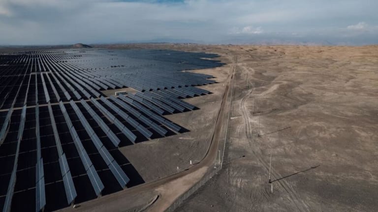 Peru inaugura complexo híbrido de 403 MW unindo energia solar e eólica em Nasca