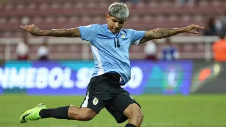 Botafogo avança para fechar contratação do meio-campista uruguaio Mateo Peralta