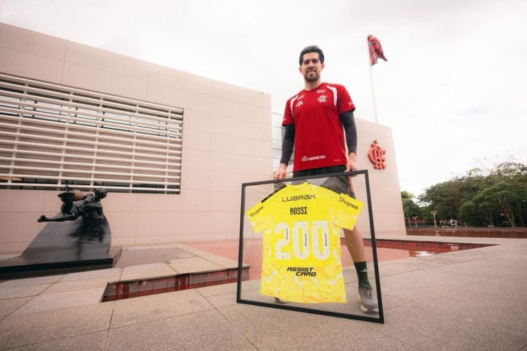 Flamengo homenageia goleiro Rossi por marca histórica de duzentos jogos