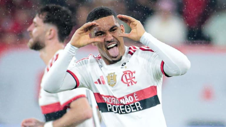 Samuel Lino vence votação popular e leva prêmio de Craque da Torcida no Flamengo