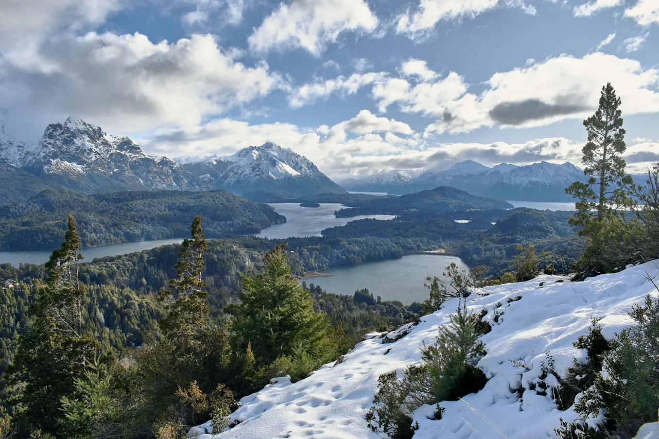 Paisaje de montaña y lago en Bariloche, Patagonia argentina