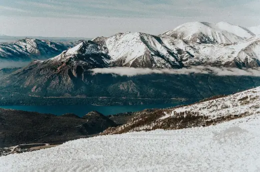 Paisaje de montaña y lago en Bariloche, Patagonia argentina
