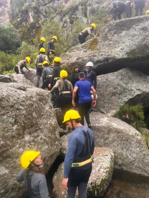 Grupo de personas escalando rocas