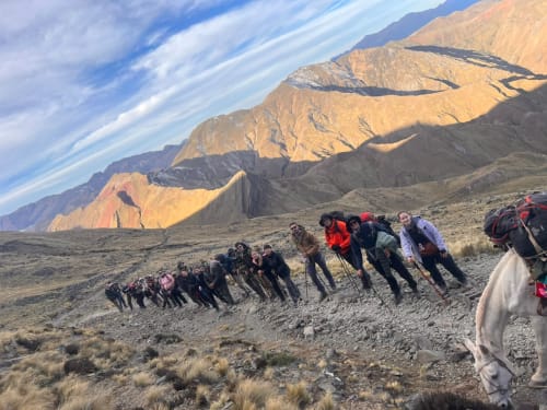 Grupo de personas haciendo senderismo en montañas
