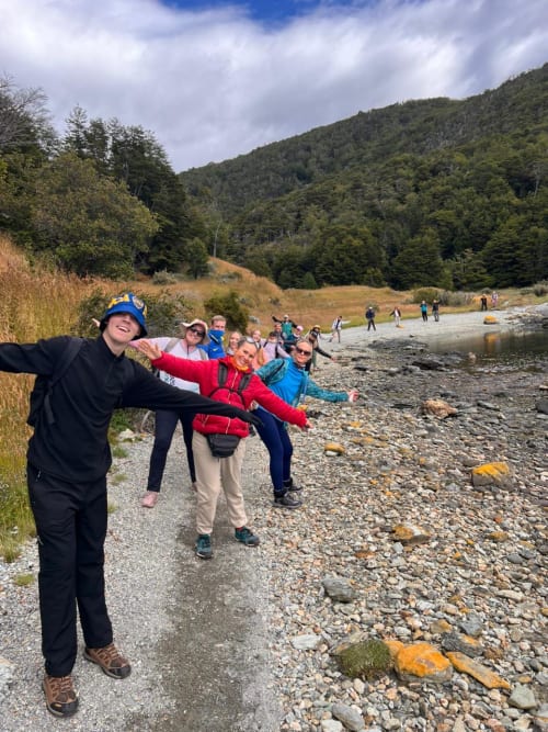 Grupo de personas haciendo trekking en El Chaltén, patagonia Argentina