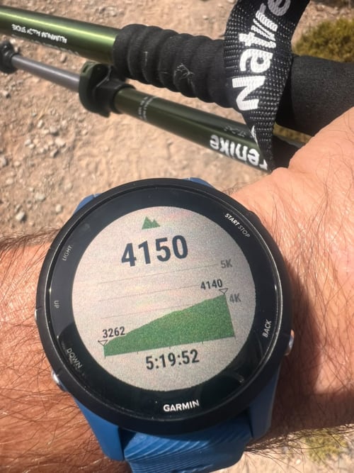Reloj de trekking que marca 5 horas de ejercicio