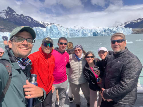 Grupo de personas posando frente al glaciar Perito Moreno en El Calafate, Santa Cruz, Argentina