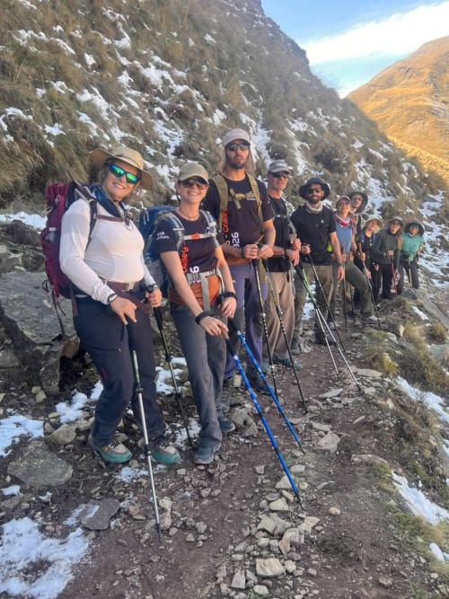 Grupo de personas haciendo trekking en senderos nevados en el sur de la República Argentina