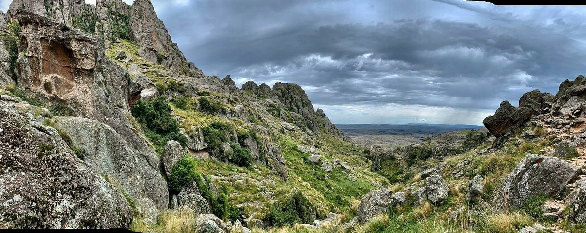Trekking entre las formaciones rocosas del Macizo de Los Gigantes en Córdoba