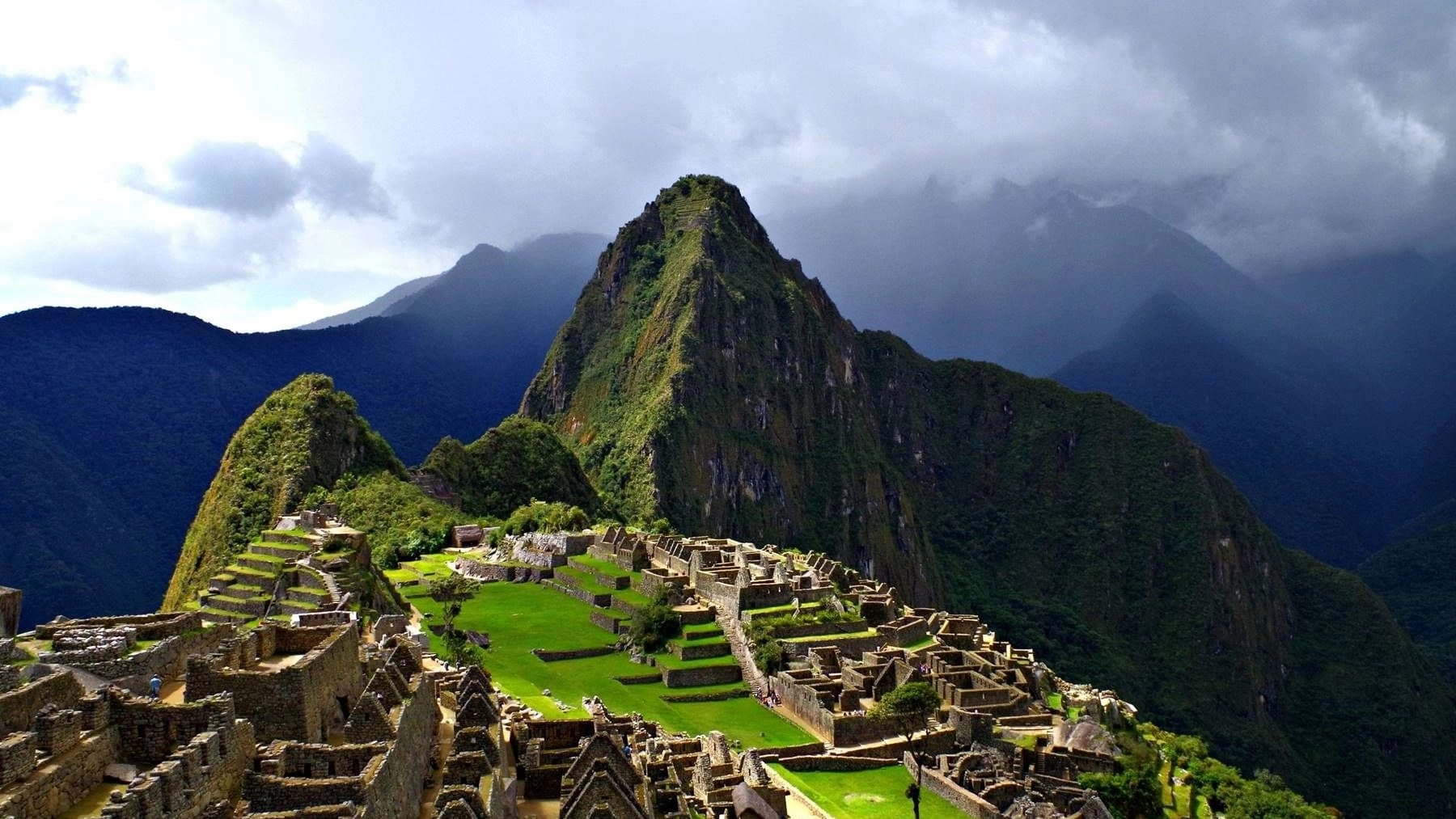 Senderos andinos y nevados en el trekking Salkantay a Machu Picchu
