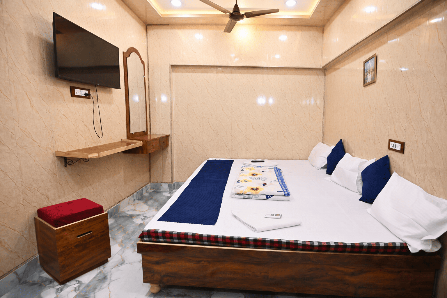 Deluxe AC Quadruple Bedroom at Kashi King Luxury Stay, opposite Kashi Vishwanath Temple in Varanasi