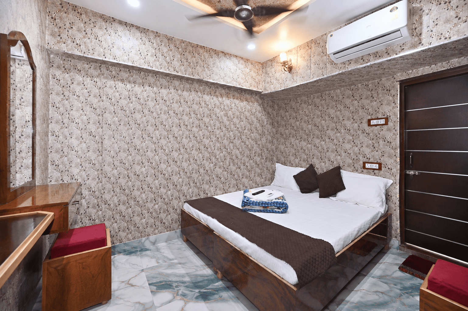 Deluxe AC Double Bedroom at Kashi King Luxury Stay, opposite Kashi Vishwanath Temple in Varanasi