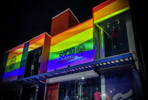 Loja Esquadrão com cores LGBT