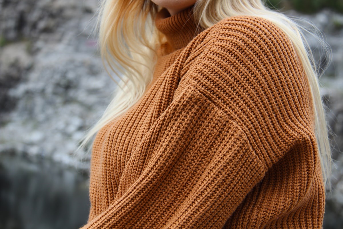 Pull col roulé en maille torsadée