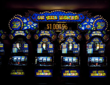 US Commercial Gaming Revenue Slips 0.6% in August as Lower Hold Cuts Sports Betting 15.6%