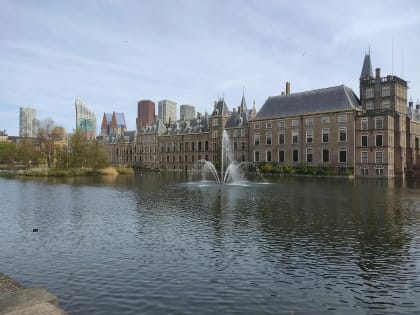 Dutch Study Finds All 10 AI Assistants Named Unlicensed Casinos, and Three Listed Them as Legal