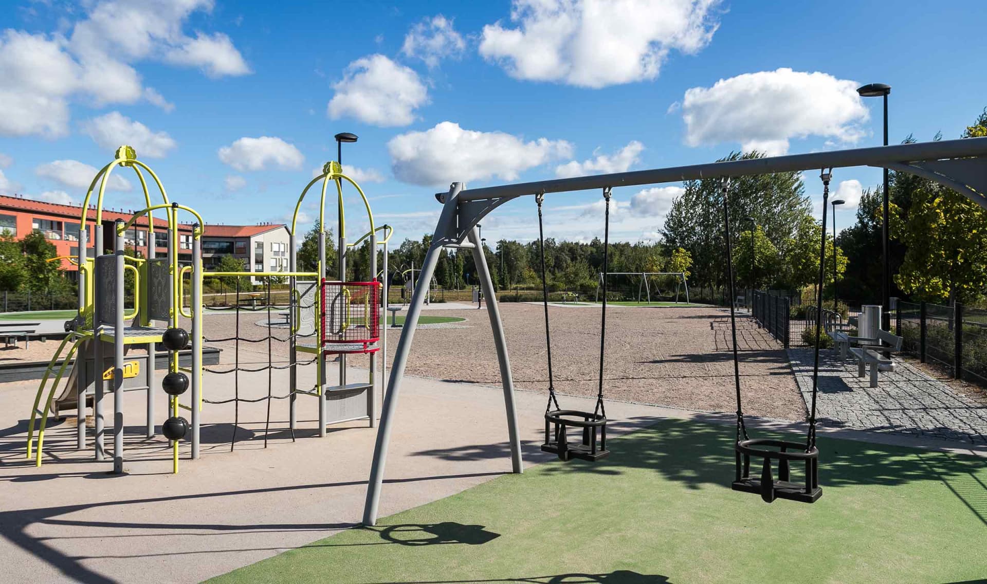 Myytävät asunnot Hiekkaharju. Sipulipuiston leikkipaikka on YIT:n uusien kerrostalojen lähistöllä.