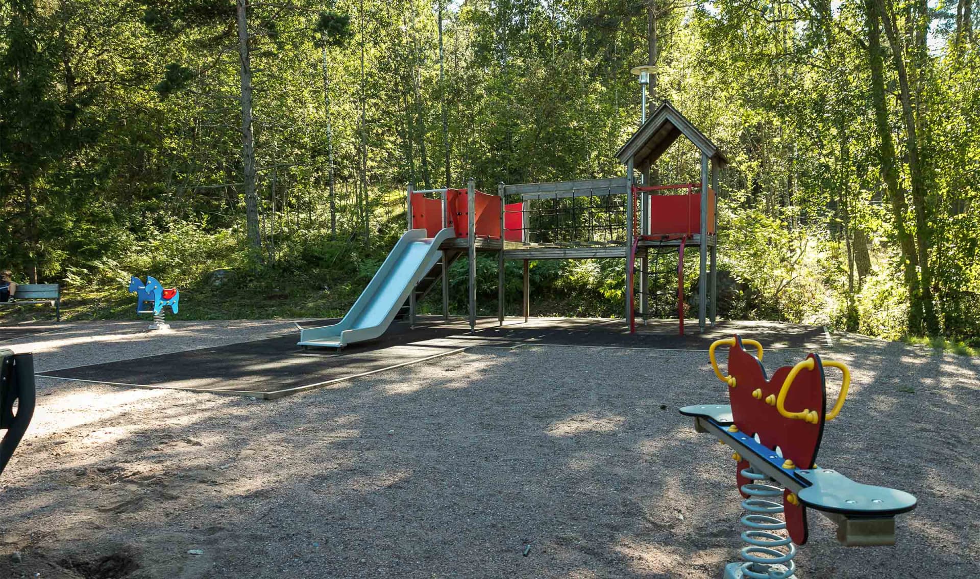 Myytävät asunnot Turun Arolassa. Turku. Arola. Kuva on otettu lähellä sijaitsevasta leikkipuistosta, jossa viihtyy perheen pienimmät. Rauhallinen Arolan alue sopii erinomaisesti lapsiperheille.