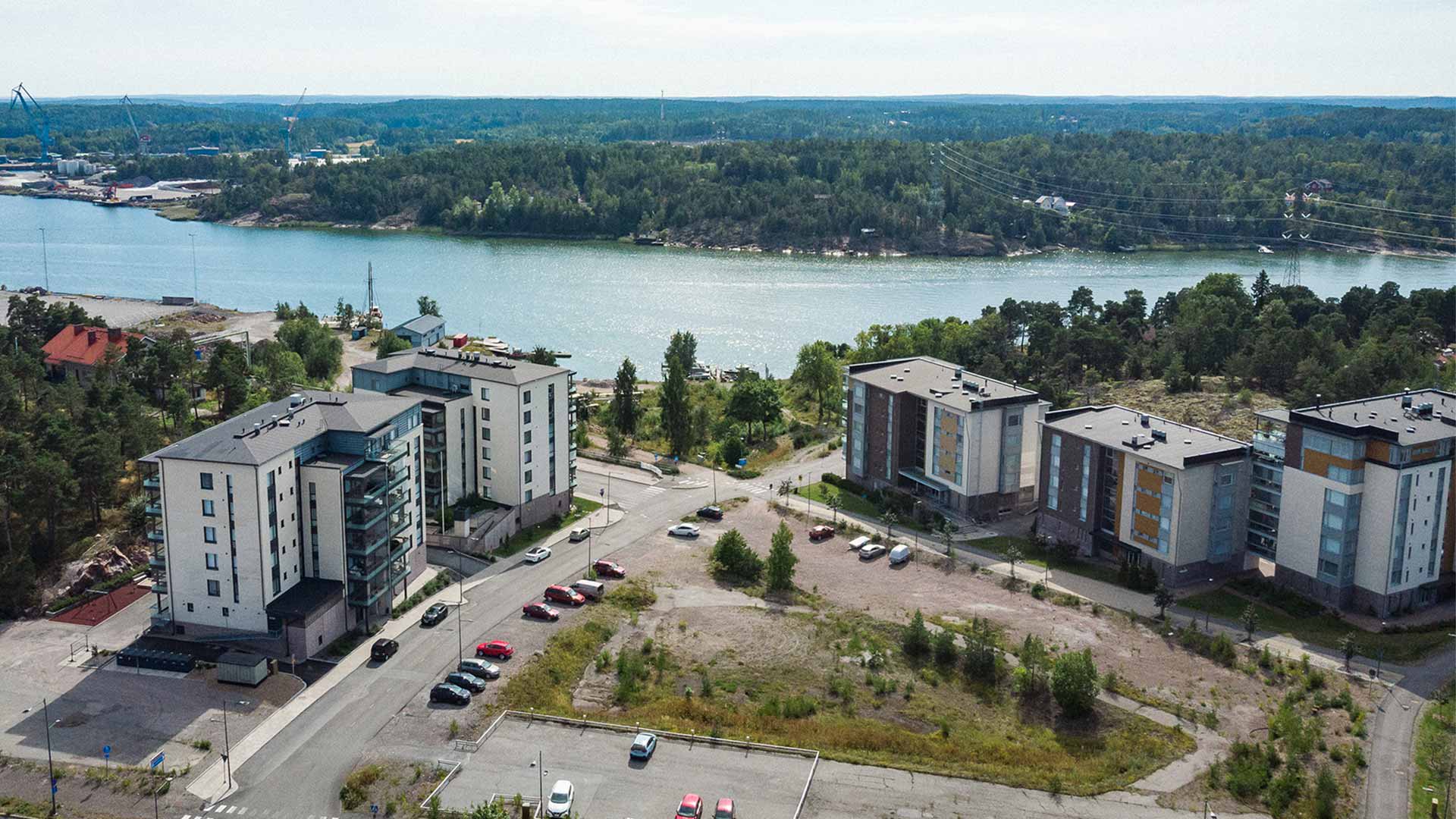 Myytävät asunnot Naantali. Kuparilaakso. Kuva on otettu alueelta, jonne Naantalin Loisto tulee rakentumaan. Lähellä merta ja viheralueita.