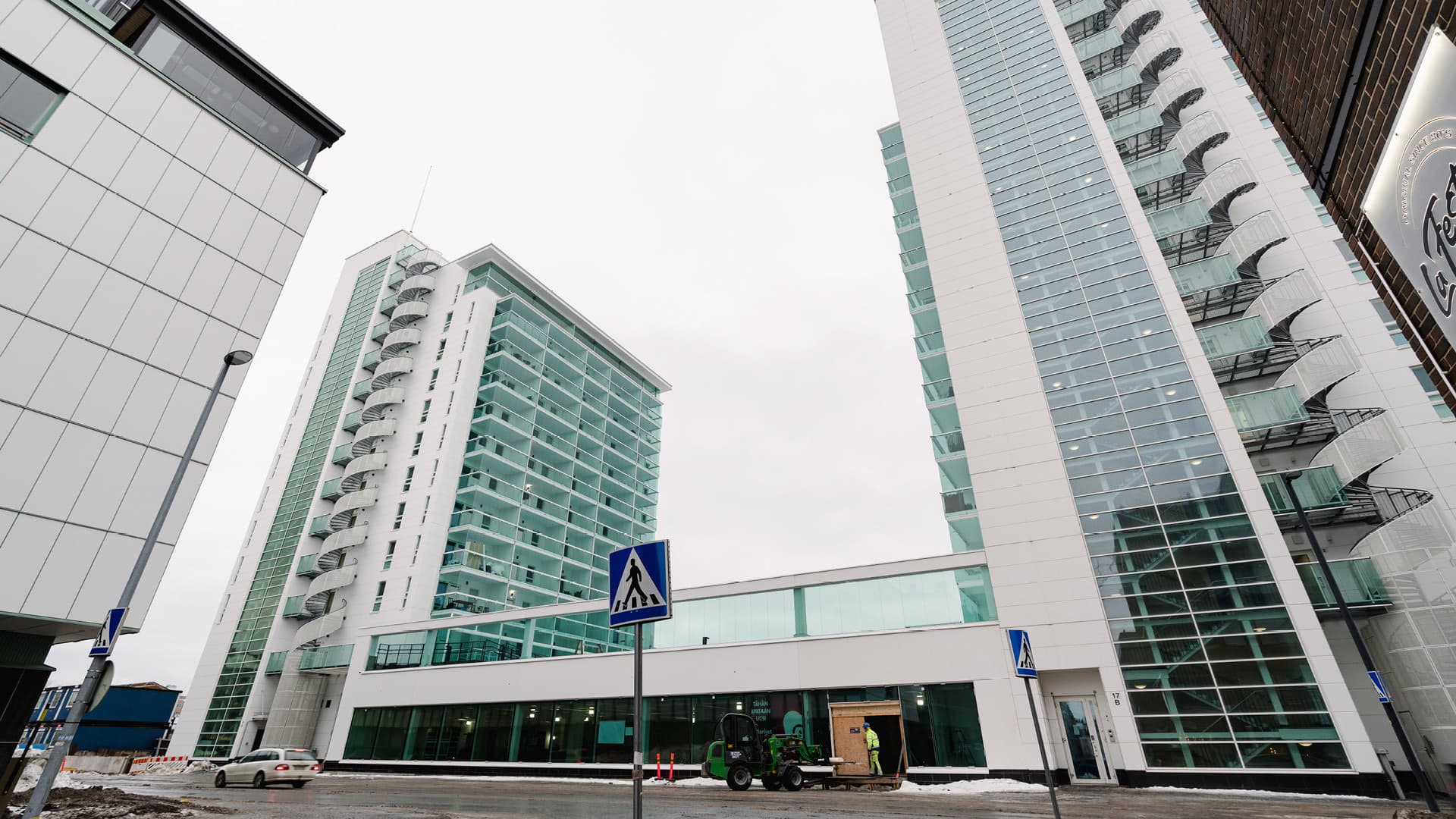 Myytävät asunnot Oulun Asemantorni III. Keskusta. Oulun Asemantorni III kutsuu huippusijainnillaan Oulun ytimessä.