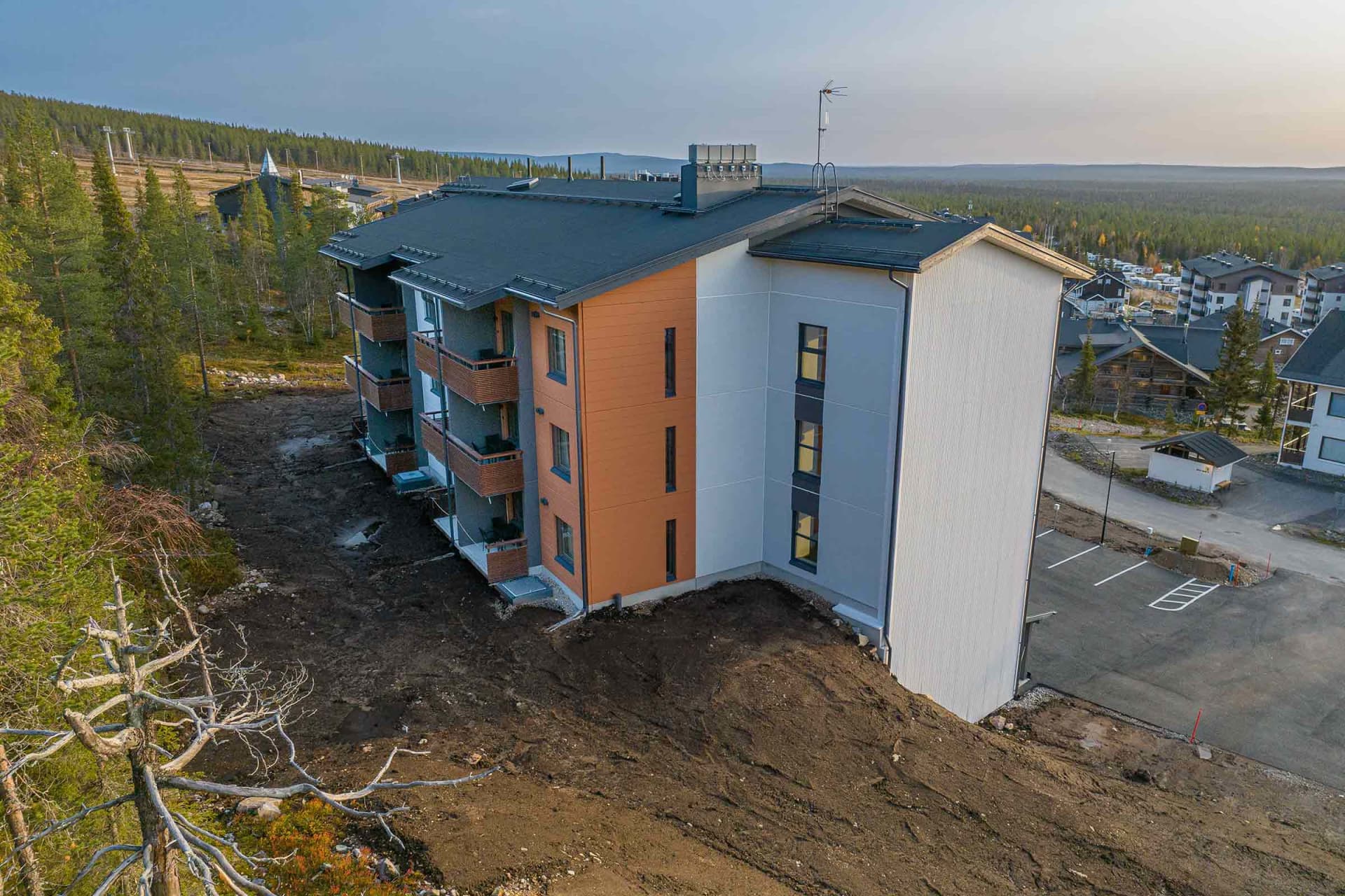 Myytäviä uusia loma-asuntoja Ylläksen huippupaikalla. Ylläs Chalets 4:n ainutlaatuinen sijainti Suomen pisimmän laskettelurinteen vieressä on jokaisen kotimaan matkailijan unelma.

Ylläksellä on monipuoliset urheilumahdollisuudet ahkerimmallekin aktiiviurheilijalle. Kun laskettelupäivä alkaa olla pulkassa, voit liukua mäkeä pitkin suoraan omalle takapihalle.