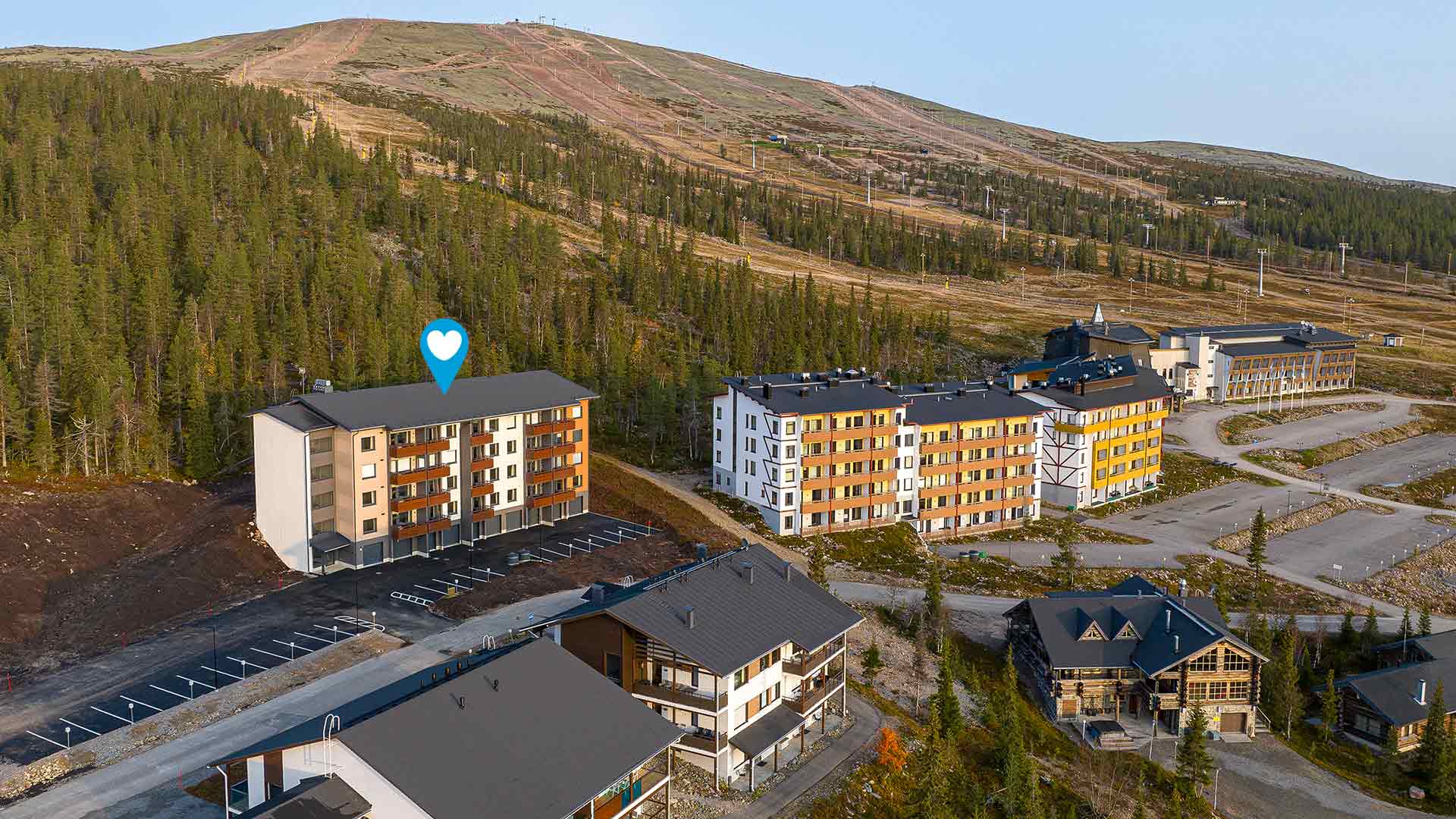 Myytäviä uusia loma-asuntoja Ylläksen huippupaikalla. Ylläs Chalets 4:n ainutlaatuinen sijainti Suomen pisimmän laskettelurinteen vieressä on jokaisen kotimaan matkailijan unelma.

Ylläksellä on monipuoliset urheilumahdollisuudet ahkerimmallekin aktiiviurheilijalle. Kun laskettelupäivä alkaa olla pulkassa, voit liukua mäkeä pitkin suoraan omalle takapihalle.