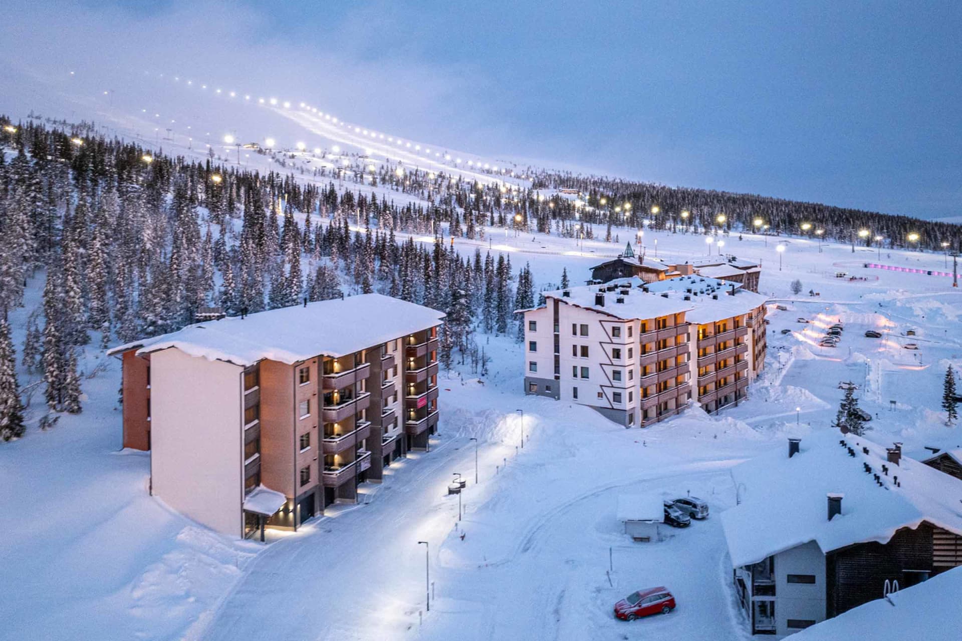 Myytävät loma-asunnot Ylläksellä. Ylläs Chalets 4:n ainutlaatuinen sijainti Suomen pisimmän laskettelurinteen vieressä on jokaisen kotimaan matkailijan unelma.