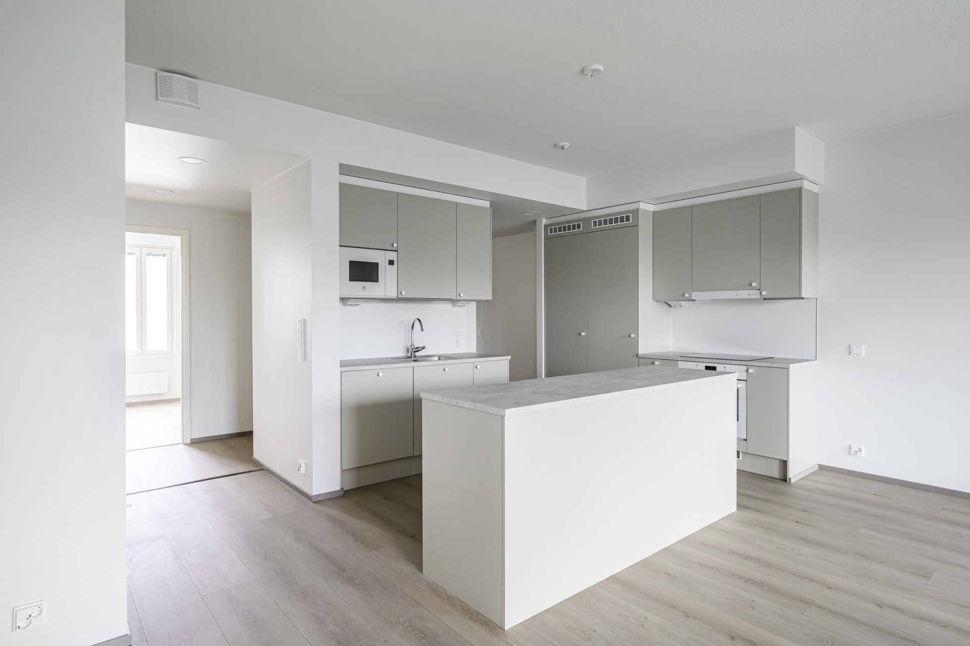 Myytävät asunnot Helsingin Kuninkaantammessa. Tutustu Kuninkaanmiekan myytäviin koteihin ja varaa omasi. Kuninkaantammi on kauniin vehreä alue Pohjois-Helsingissä. 