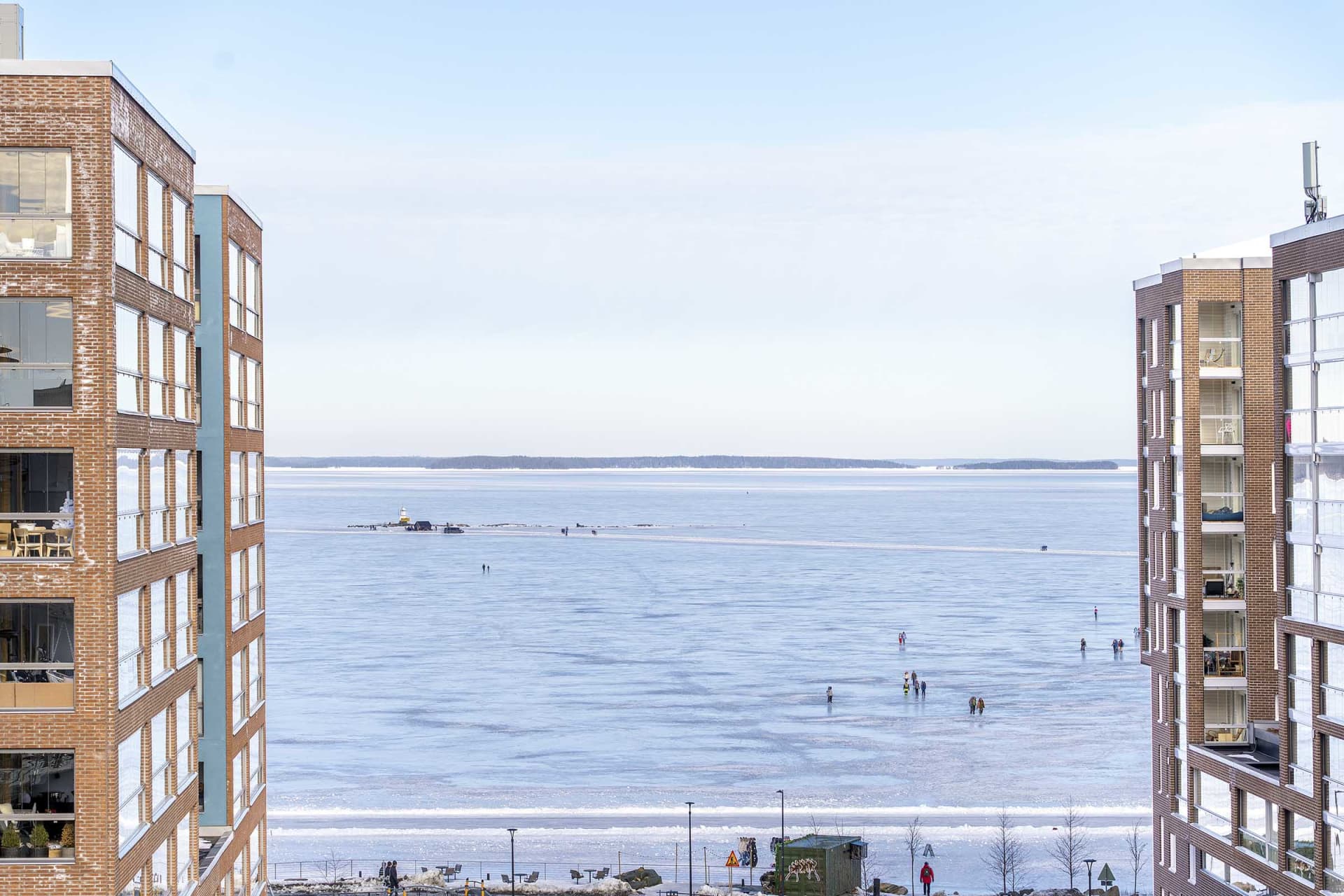 Myytävät asunnot Ranta-Tampellassa, Kanavakorttelissa Tampereella. Tampereen Kanavansillan v huoneistoissa on laadukkaat materiaalit ja suuria ikkunapintoja. Moderniin talotekniikkaan kuuluvat mm. lattialämmitys ja pääoleskelutilojen viilennys.