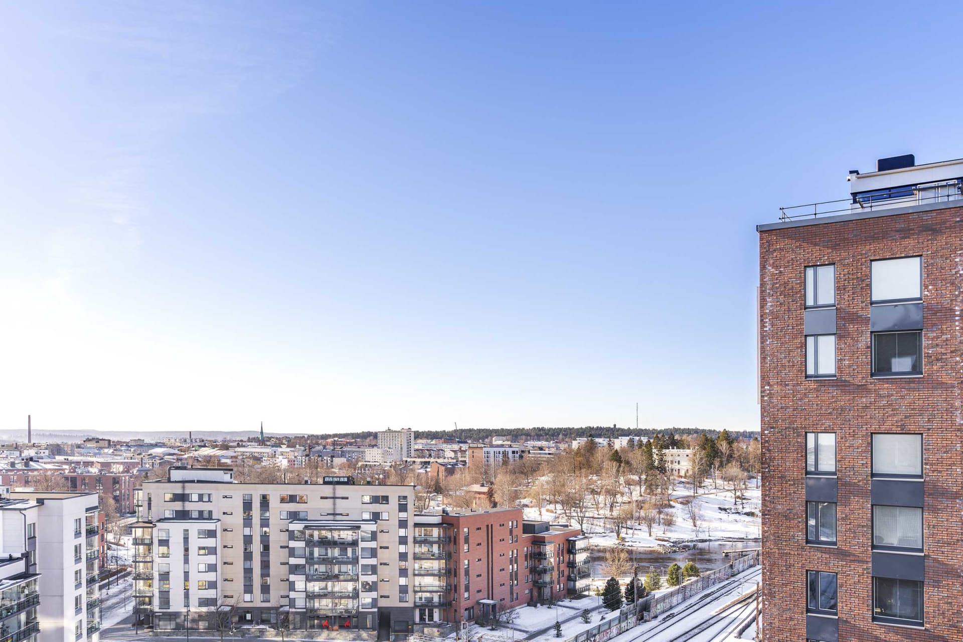 Myytävät asunnot Ranta-Tampellassa, Kanavakorttelissa Tampereella. Tampereen Kanavansillan v huoneistoissa on laadukkaat materiaalit ja suuria ikkunapintoja. Moderniin talotekniikkaan kuuluvat mm. lattialämmitys ja pääoleskelutilojen viilennys.