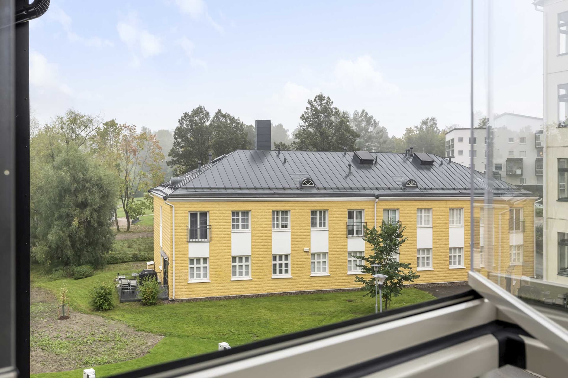 Myytävät asunnot Lahden Joutjärven rannalla.