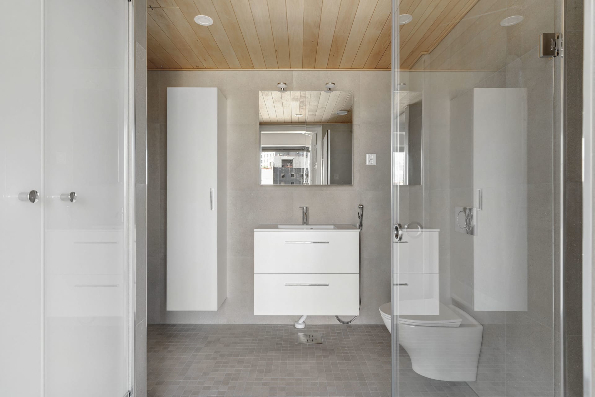 Myytävät asunnot Helsinin Kalasataman Nihdin Tornissa. Korkeatasoiset A-energialuokan kaupunkikodit ovat valmistuneet Sompasaaren eteläkärjen aitiopaikalle. Merikonteista inspiraationsa saanut 16-kerroksinen tornitalo on osa Helsingin kaupungin laatukilpailun voittanutta Nihdin korttelia.