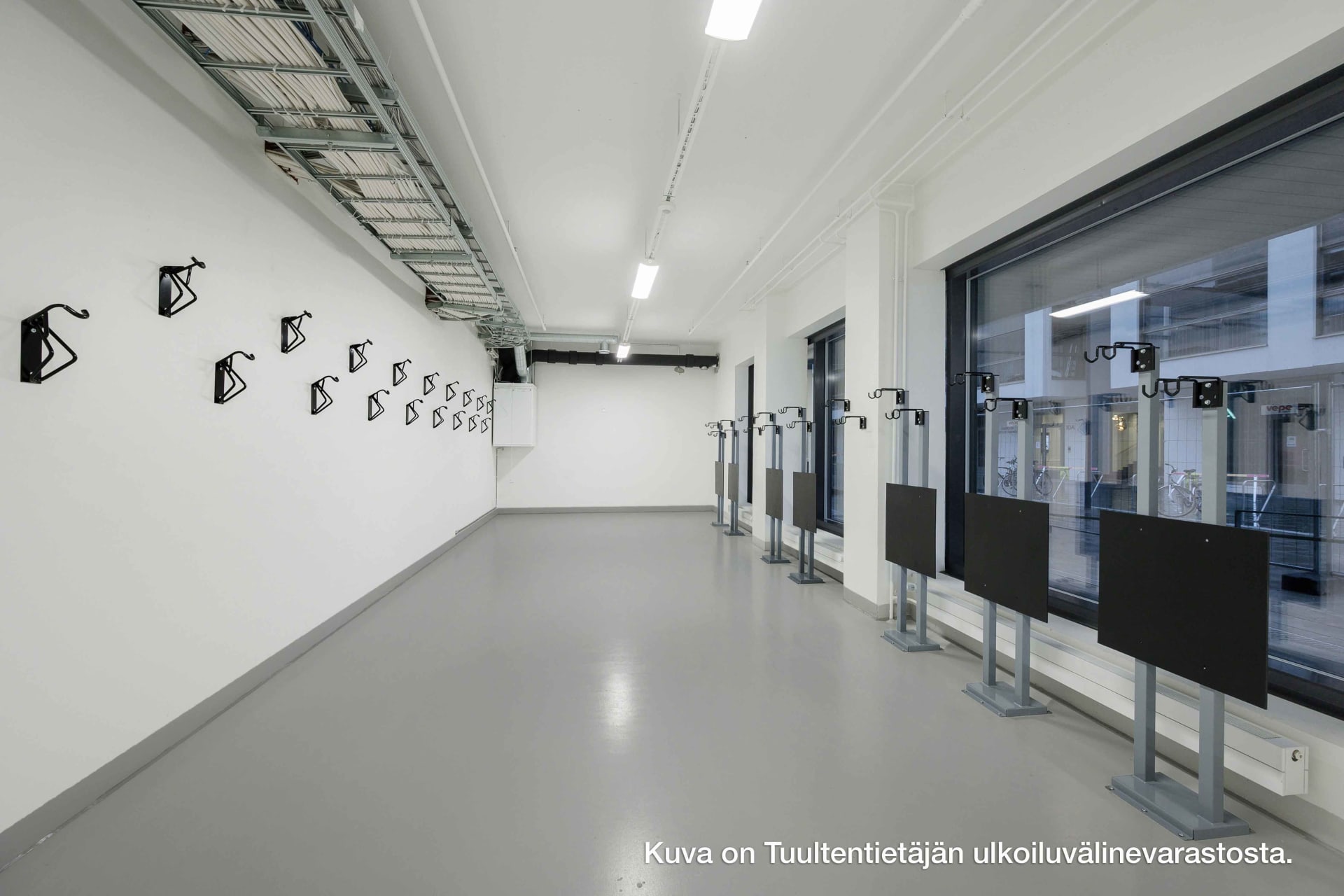 Myytävät asunnot Espoon Tuultentietäjä, Tapiola. Kuva on Tuultentietäjän ulkoiluvälinevarastosta.