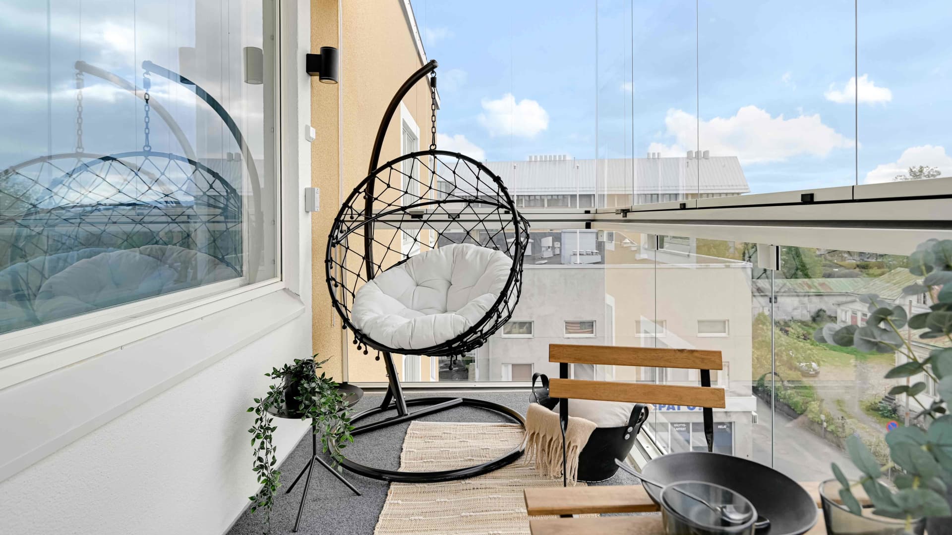 Myytävät asunnot Porvoon Fanny. Lasitettu parveke on ihana lisähuone lämpimään vuodenaikaan! Kuva on asuntotyypistä 1h+kt (31 m²).