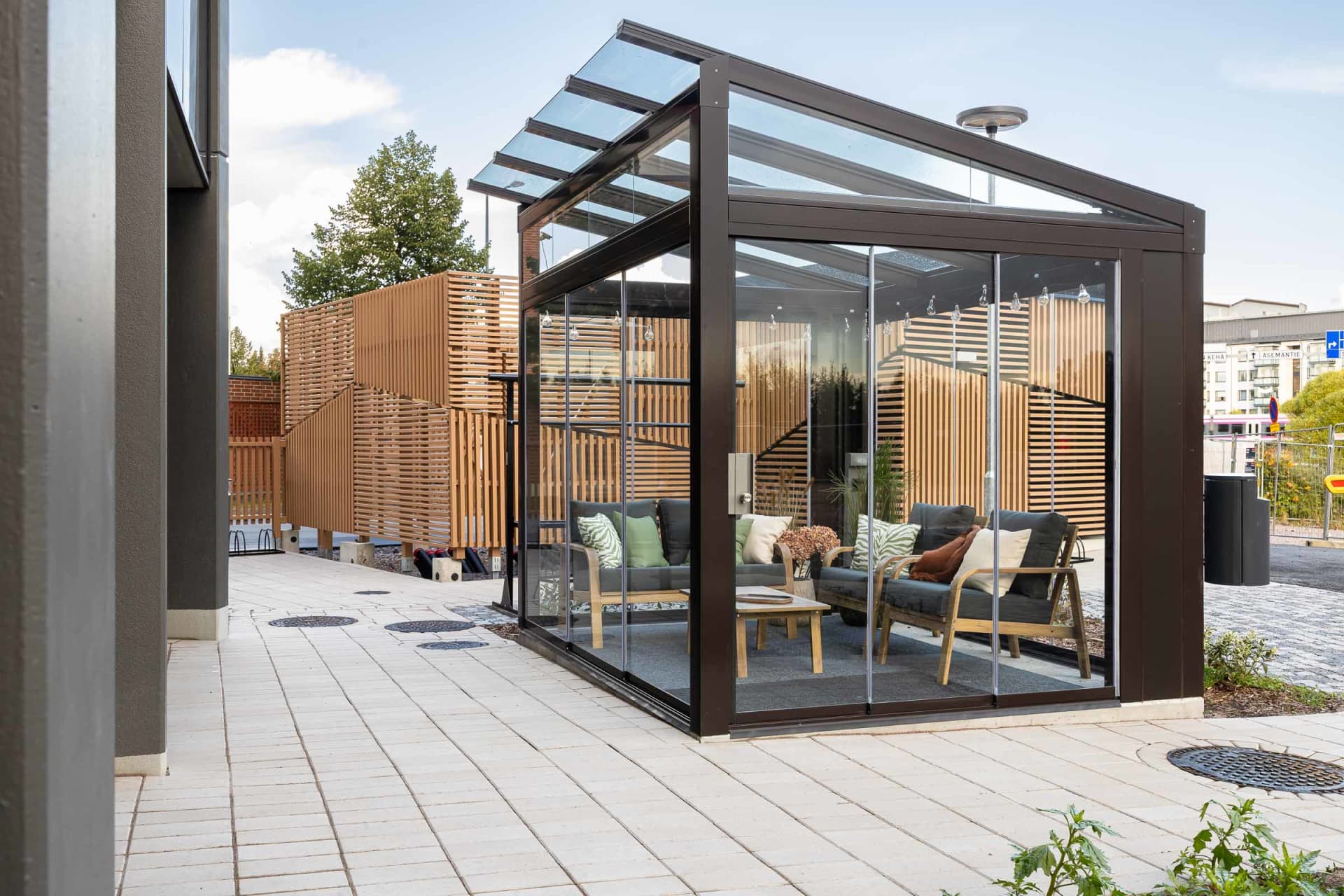 Myytävät asunnot Keravan Tähkiö, Sompio. Tyylikäs lasitettu pergola on oiva paikka tavata naapureita.