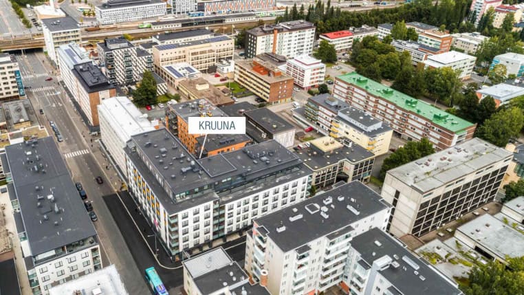 Myytävät asunnot Kuopion Kruuna. Kuopion keskusta. Kuopion Kruuna sijaitsee ydinkeskustan huippupaikalla. Uuden kerrostalon naapurustossa ovat tori, kauppahalli, tavaratalot, kaupat, kirjasto, satama ja vehreät puistot! Matkakeskukseen on vain 450 metriä. Kruuna on osa tyylikästä korttelikokonaisuutta. Pysäköintihalliin pääsee hissin kyydissä.