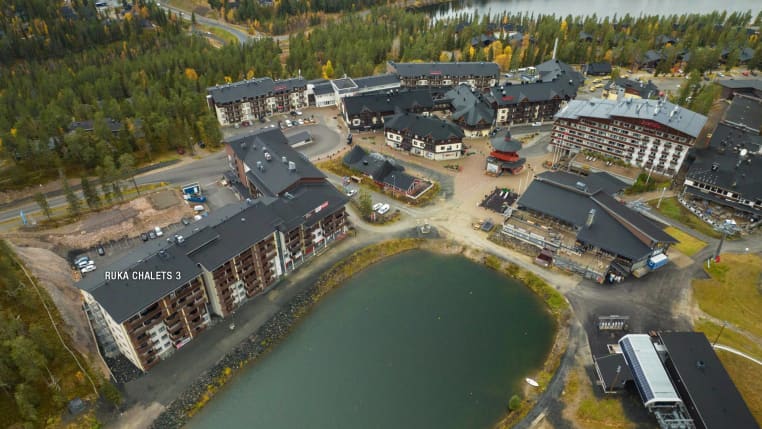 Myytävät loma-asunnot Rukalla. Ruka Chalets III Kaltiolammenrannassa aivan Rukan keskustan palveluiden vieressä. Valokuva on otettu yläviistosta, josta näkyy Rukan muut palvelut aivan loma-asuntojen vieressä.