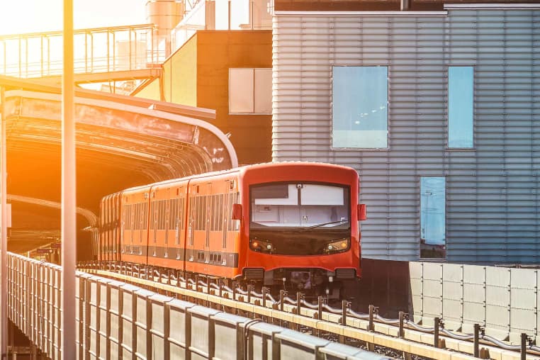 Hermannin julkiset kulkuyhteydet ovat mitä parhaimmat. Kuvassa näkyy Kalasataman metroasema, jonne on matkaa Hermannin uusista kodeista on noin 750 metriä. Kävelyetäisyydeltä löytyy myös raitiovaunupysäkki, metroasema sekä bussipysäkkejä. Hermannista uusista YIT Kodeista on helppo matkata minne vain. 