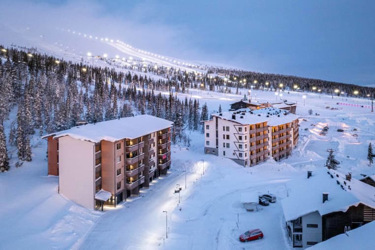 Myytävät loma-asunnot Ylläksellä. Ylläs Chalets 4:n ainutlaatuinen sijainti Suomen pisimmän laskettelurinteen vieressä on jokaisen kotimaan matkailijan unelma.