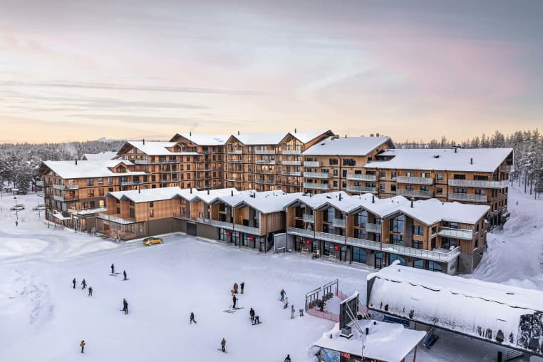 Huoneistojen koko 55,5 – 176,5 m². Kaikissa huoneistoissa on sauna sekä oma parveke tai terassi. Lisäksi jokaiselle huoneistolle kuuluu oma autohallipaikka ja varasto. Kiinteistössä on urheiluvälinevarasto ja suksien hoitotila. 