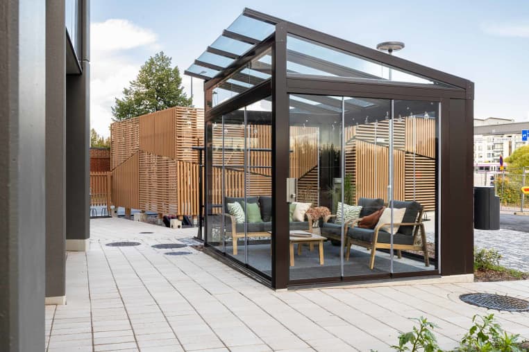 Myytävät asunnot Keravan Tähkiö, Sompio. Tyylikäs lasitettu pergola on oiva paikka tavata naapureita.