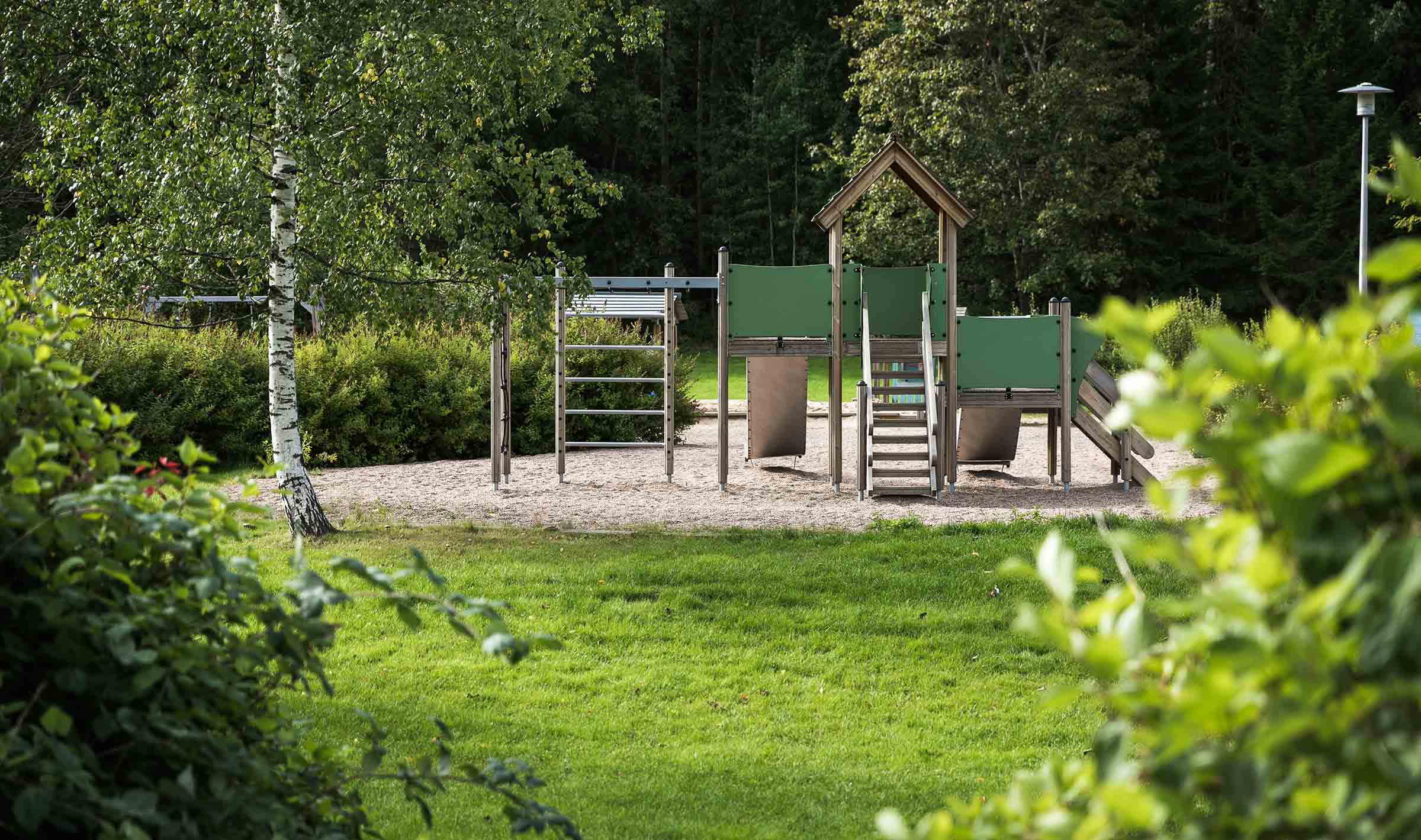 Aluekuvia Sipoon vehreästä ympäristöstä. Myytävät asunnot Sipoon Kurjenmiekka. Söderkulla.