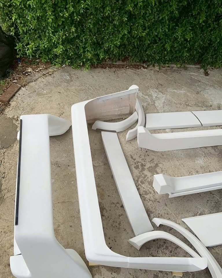 Vue de la pièce Kit K1 EVO 2 Mercedes 190 — aileron arrière et spoiler de lunette