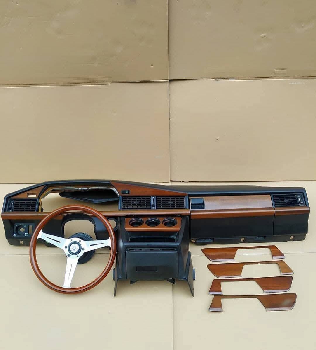 Vue de la pièce Mercedes 190 W201 — pack bois Zebrano et volant d'origine
