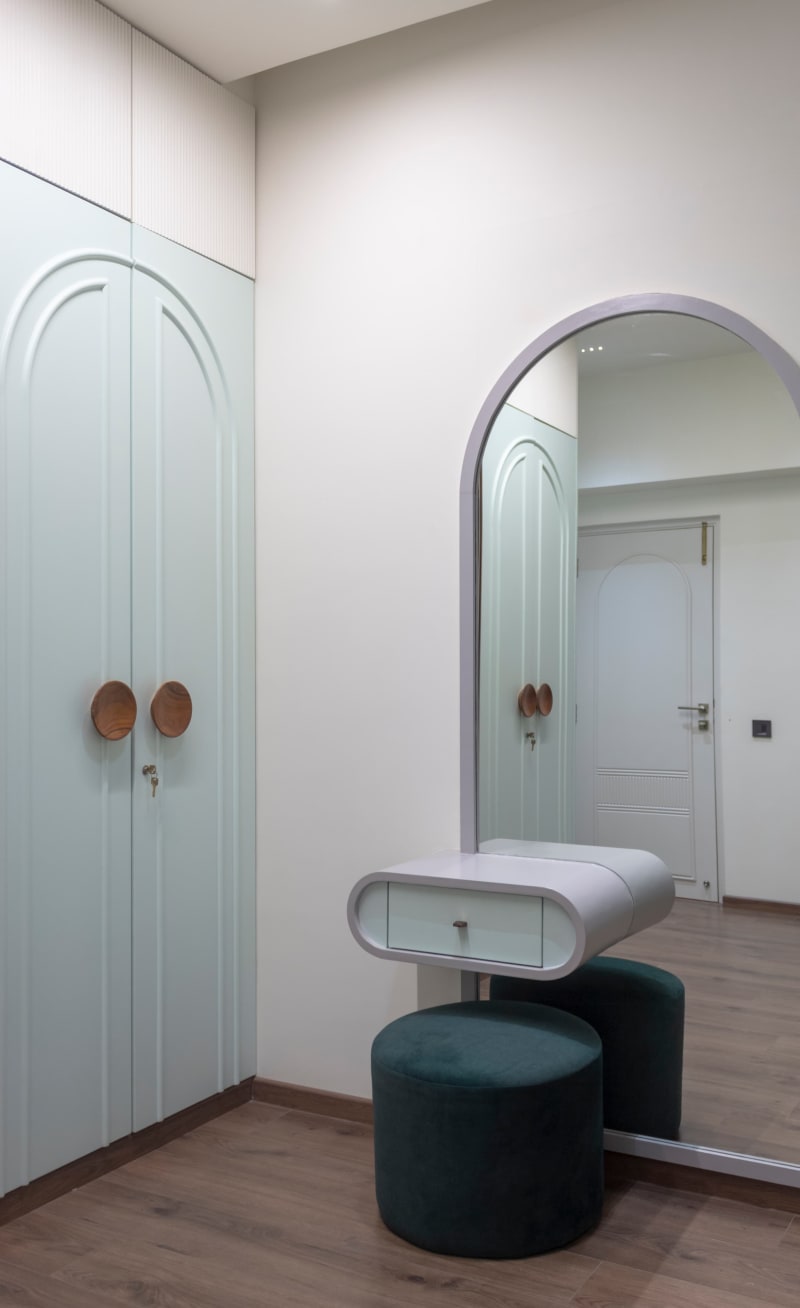 Bedroom dressing unit with arched mirror and wardrobe