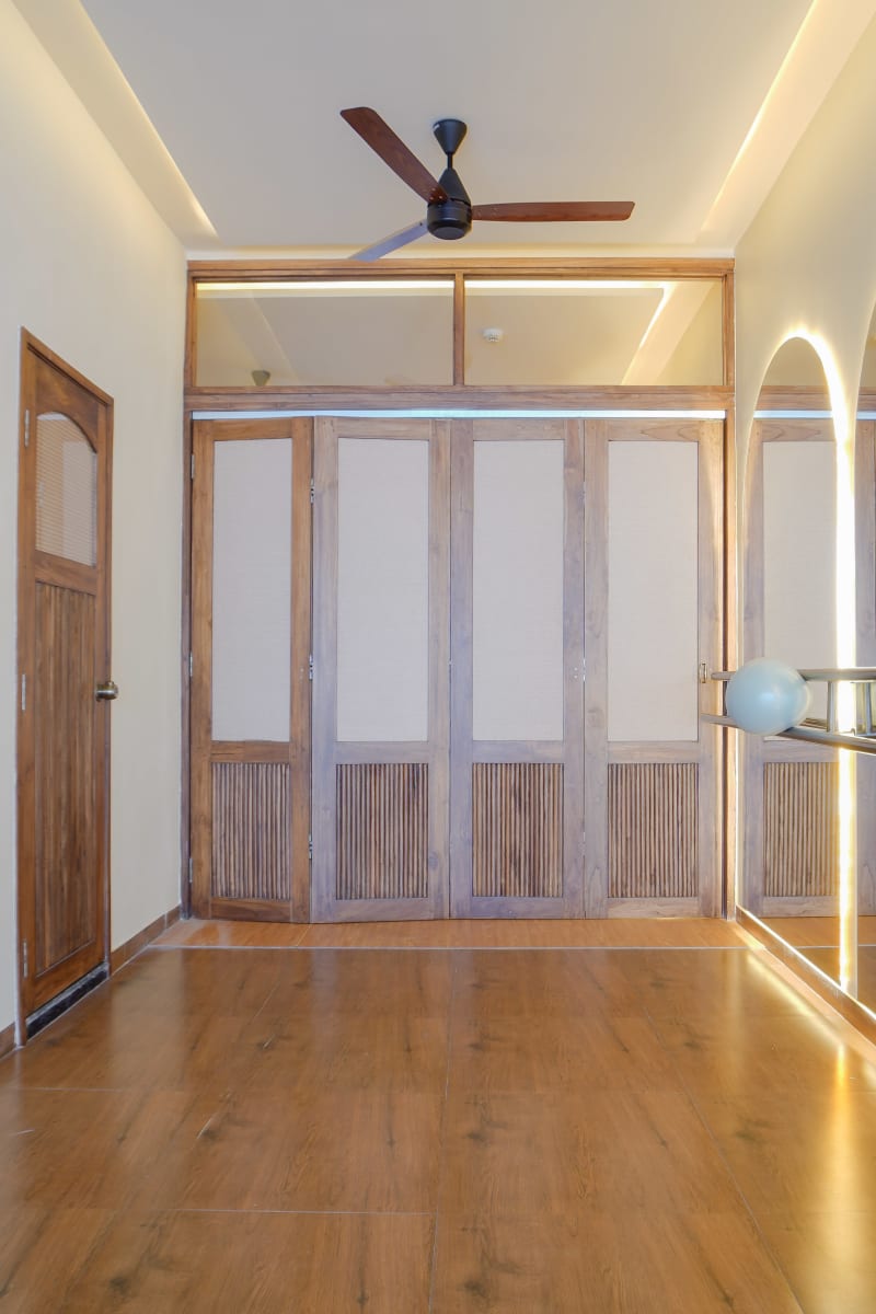 Closed folding partition screen and room door