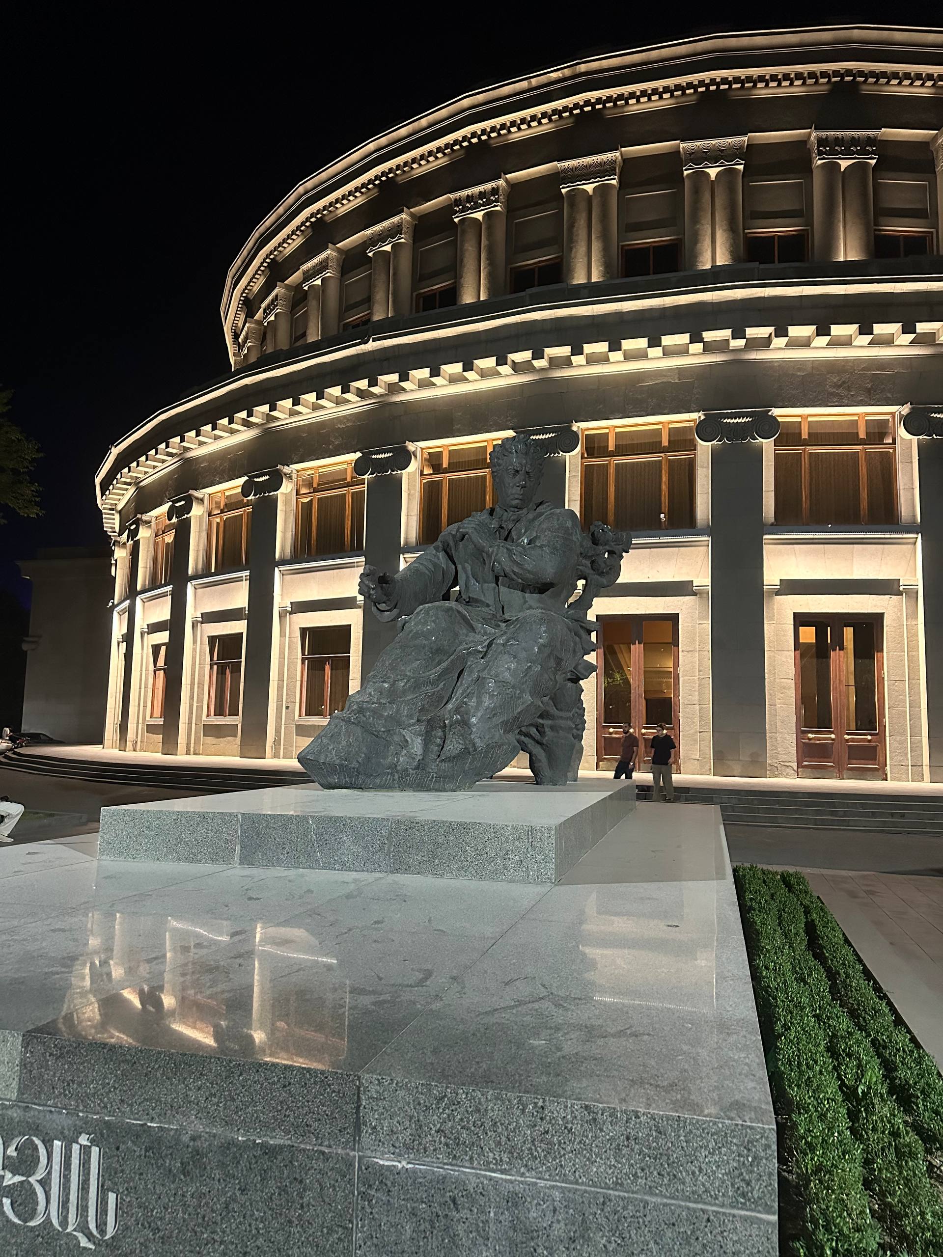 Памятник Араму Хачатуряну